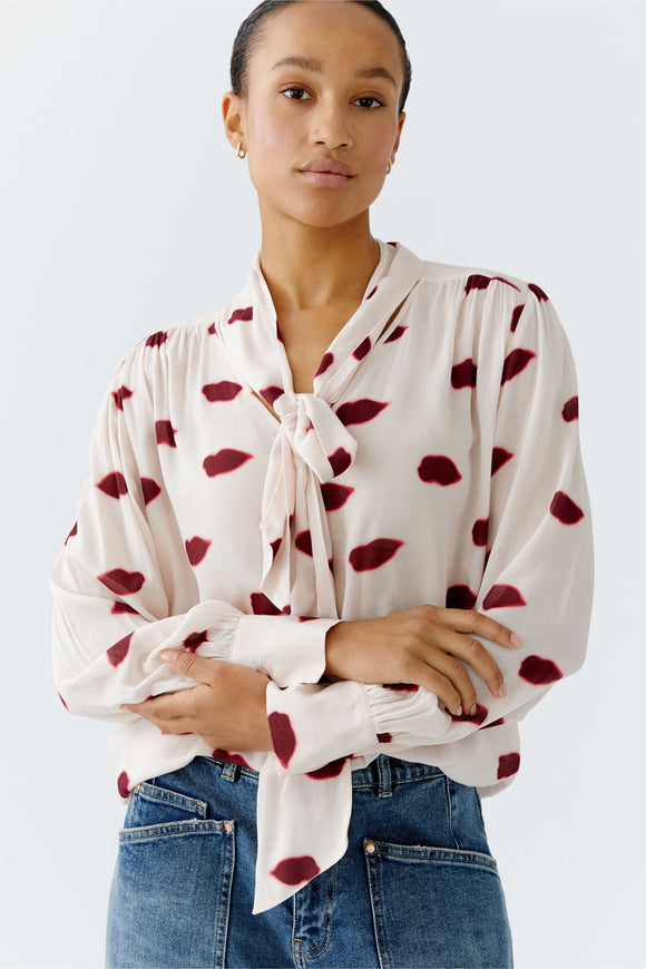 Oui Blouse With Lip Motif Print